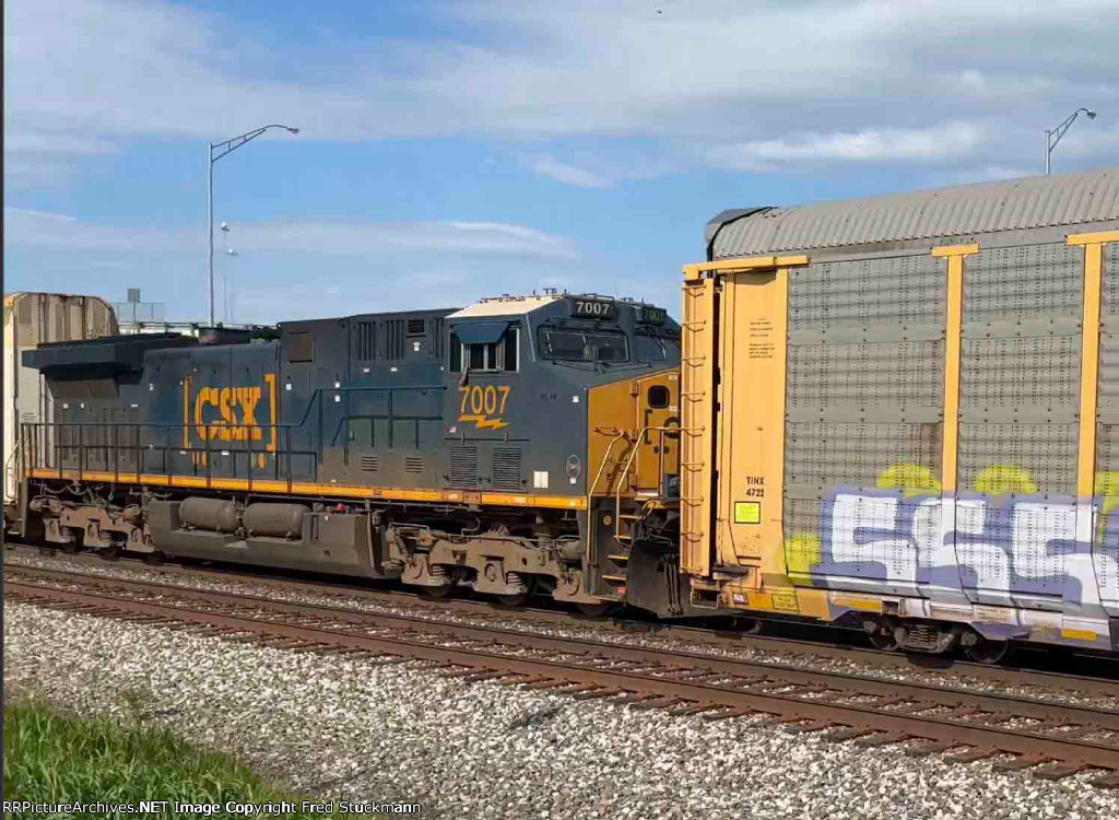 CSX 7007 is the mid train DPU.